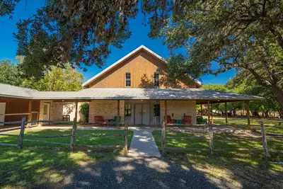 Image de Utopia River Retreat is a secluded paradise nestled along the Sabinal River in the Texas Hill Country.