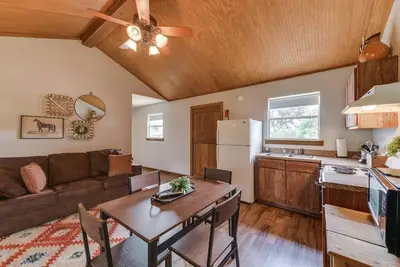 Image de Utopia River Retreat is a secluded paradise nestled along the Sabinal River in the Texas Hill Country.