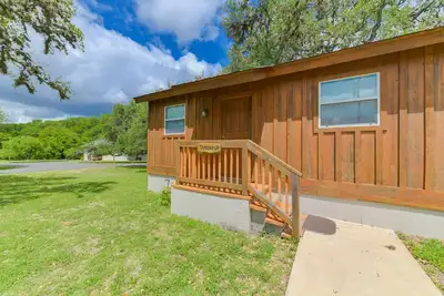 Image de Utopia River Retreat is a secluded paradise nestled along the Sabinal River in the Texas Hill Country.