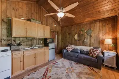 Image de Utopia River Retreat is a secluded paradise nestled along the Sabinal River in the Texas Hill Country.