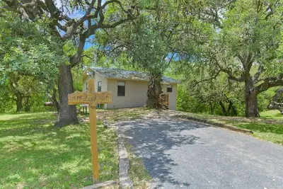 Image de Utopia River Retreat is a secluded paradise nestled along the Sabinal River in the Texas Hill Country.