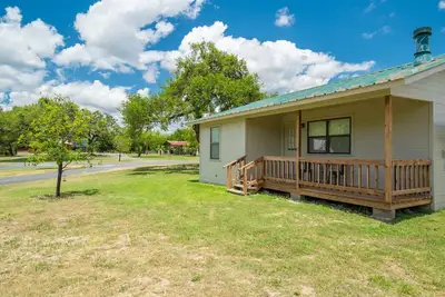 Image de Utopia River Retreat is a secluded paradise nestled along the Sabinal River in the Texas Hill Country.