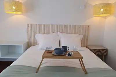 Image de Chic Two Bedroom Apartment w/ Ac - V059a