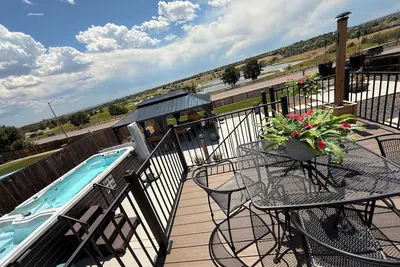 Image de Designer Home. Lake View. Amazing Patio. Heated Swim Spa Pool & Hot Tub