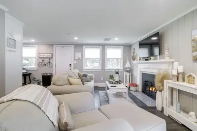 Image de Walk to Beach: Dennis Cottage w/ Deck!