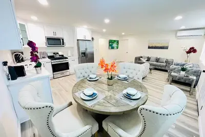 Image de 40% Off Upland 2 Master Beds W/ Yard - Close To Airport, Hospitals & Colleges