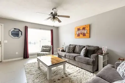 Image de Bulldog Academy. Convenient to Msu. Safe location.