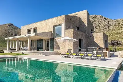 Image de Large Contemporary Villa, A/C, Private Pool, Superb Mountain Views 20mins walk to Port de Pollenca!