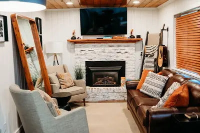 Image de Updated cabin walking distance to both restaurants and amazing hiking trails!