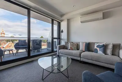 Image de Light Filled Stylish Living in Diverse Hawthorn