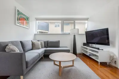 Image de Bright and Modern Space with a Balcony and Parking