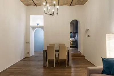 Image de GuestHost - Apartment located on the ground floor of a period building. In 80 m2 of space it comfortably accommodates 4 people. There are steps into the apartment, with a double bedroom and a sofa bed in the living room. Located in the historic center of