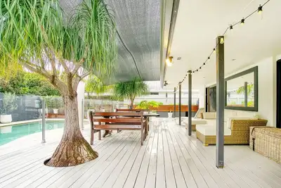 Image de Sunny Days Poolside at an Entertainers Oasis