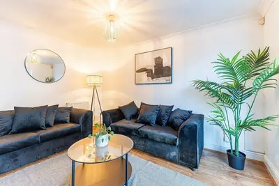 Image de 5 Bed 3 Bath House Surrey M25 Heathrow Sleeps 7-8