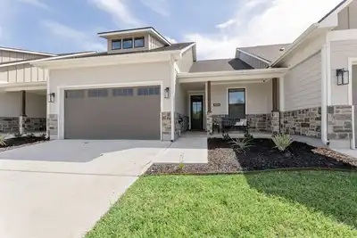 Image de Welcome to our brand new townhome in the heart of Aggieland!