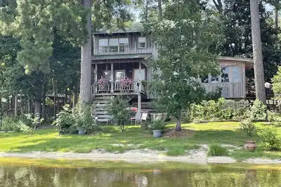 Image de Lakehouse get-a-way at Goss Reservoir.