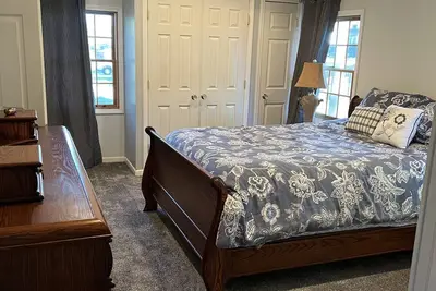 Image de Classic Cabin Retreat! A block away from Big Spirit, boat ramp & public park!