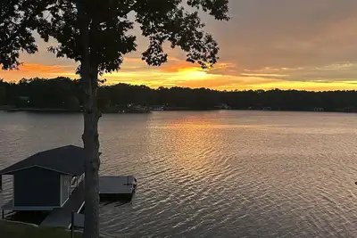 Image de Don't miss this beautiful waterfront home on Pea Hill Creek in Lake Gaston!