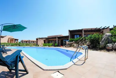 Image de Appartement dans une maison de vacances avec piscine, climatisation, Wifi, Tv, terrasse, parking