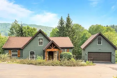 Image de 🌲Log Cabin w/Hot Tub, Sauna & Games Room, Close to Town