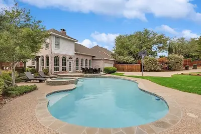 Image de Luxurious Plano Home with Pool, Spacious Back Yard