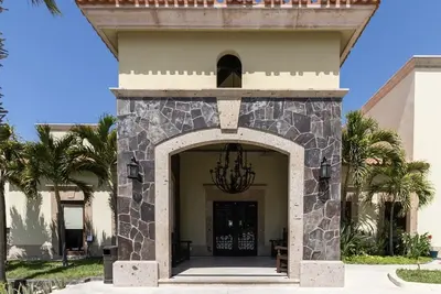Image de Retreat & indulge in luxury living in our exclusive villa in Los Cabos.