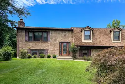 Image de Comfortable home outside of Dc with private pool, balcony, washer/dryer, & Ac