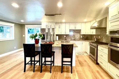 Image de Cozy Downtown Bellevue House, walking distance to all amenities.