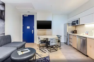 Image de Live the High Life! Rooftop Swimming Pool, Pet-friendly Property!