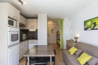 Image de Charmant T2 avec balcon, coin nuit, kitchenette équipée et accès direct aux activités de montagne.