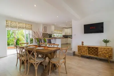 Image de Spacious 4Bed Home: Elegant, Garden & Parking