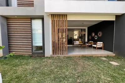 Image de Cozy Grin: Club Med beach access, private garden, modern comfort.