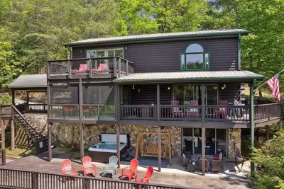 Image de Rock the River- Pet-friendly charm with river view, hot tub, firepit, pool table, spacious screened porch, and reliable WiFi