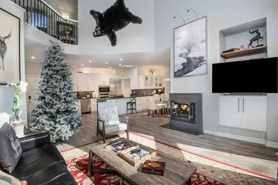 Image de New! Arrowhead Estate | 2 Master Suites | Shuttle | Pool & Hot Tub Access