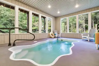 Image de Best Family Cabin - Indoor Pool, Cinema, Arcade, Putt Putt, Spa, Fire Pit, Creek