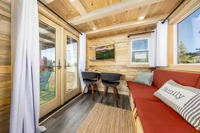 Image de Luxury Tiny Home/Base Camp to Ouray, Telluride/3 Queen beds/Washer & Dryer/Smart Tv/Hot Tub Access/Patio w/Mountain Views/ Fire Pit/11 mi to Airport