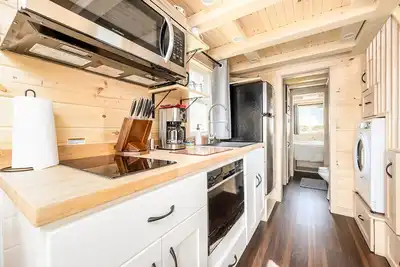 Image de Luxury Tiny Home/Base Camp to Ouray, Telluride/2 Queen beds, 1 twin bed/Washer & Dryer/Smart Tv/Hot Tub Access/Patio w/Mountain Views/ Fire Pit/11 mi to Airport