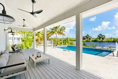 Image de Wight Away: Family Villa Near the Rum Point Club w/ Private Pool, Dock, & Grilling Cabana.