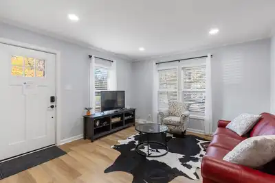 Image de Luxe Cottage - South Chesterfield\nStylishly renovated, w/ large master suite \n\n\n