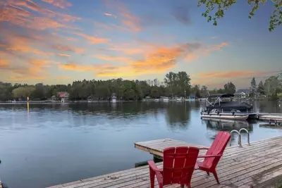 Image de Waterfront Bliss: Firepit & Bbq Cottage Retreat