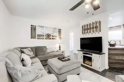 Image de Cozy Mountain Town Farmhouse for Winter Fun in Flag!