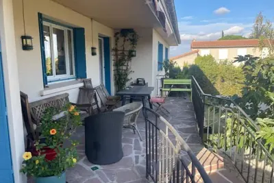 Image de grande maison de ville calme:  piscine, jardin, terrain de boule, salle de jeux