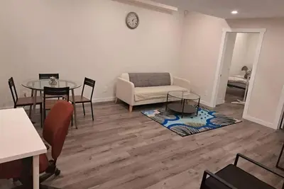 Image de Two bedroom basement suit, street parking.