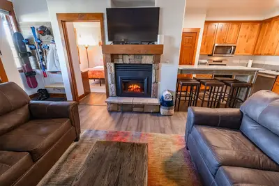 Image de Mustang Lounge- Remodeled 2Bed\/2Bath condo in Kicking Horse steps from the lift!