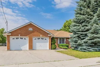 Image de Spacious Guelph Retreat. Sleeps 9. Park 4 cars!