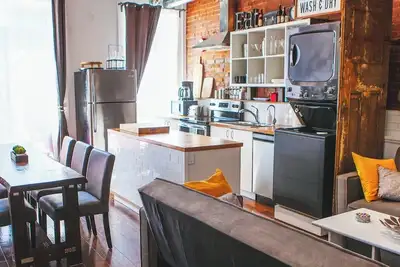 Image de 26 · Hip Heritage Main Floor Flat in Downtown District