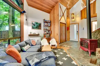 Rhododendron Creekside Cabin w/ Hot Tub & Fire Pit