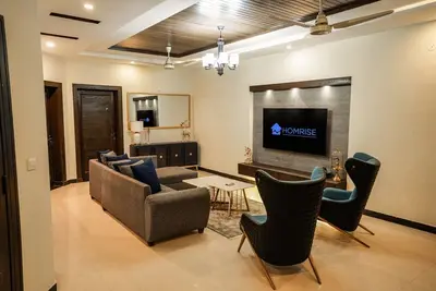 Image de 2 Bedroom Ground Unit w/ Home Office by Homrise