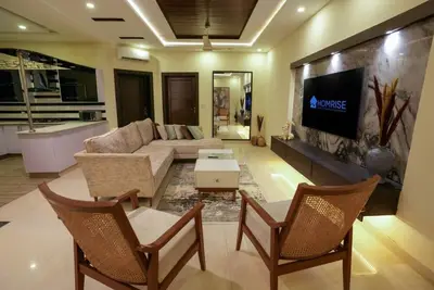 Image de 3 Bed Upper Unit w/Rooftop Oasis by Homrise