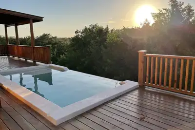 Image de Spacious 2 or 3 Br ocean side home with pool - private lot & panoramic views.